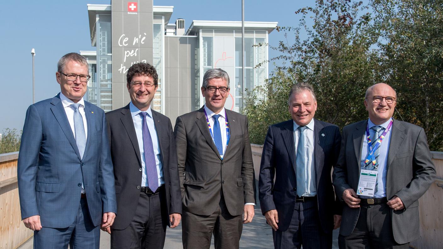 I consiglieri di Stato Urban Camenzind, Paolo Beltraminell, Jon Domenic Parolini e Jacques Melly con Luigi Pedrazzini