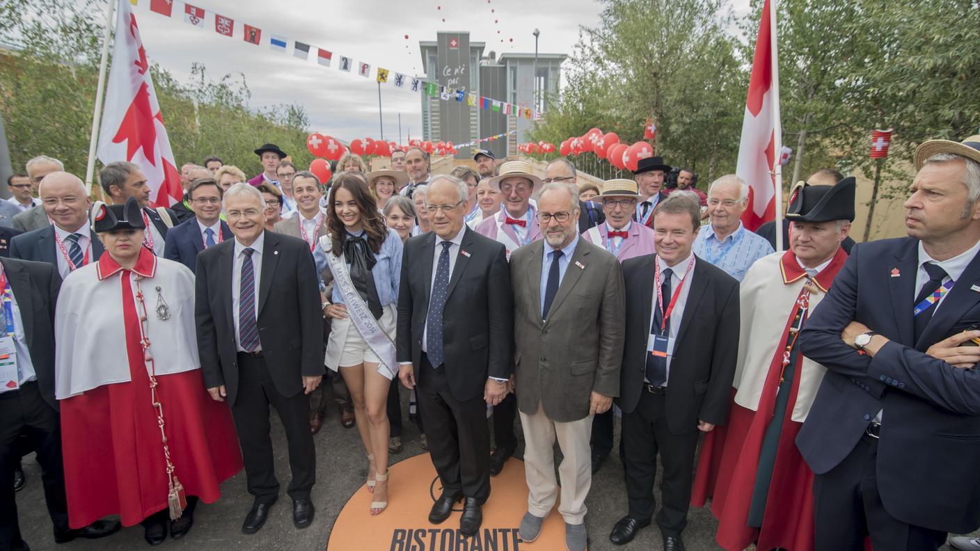 Miss Svizzera Laetitia Guarino tra Claude Heche e Johann Schneider Ammann