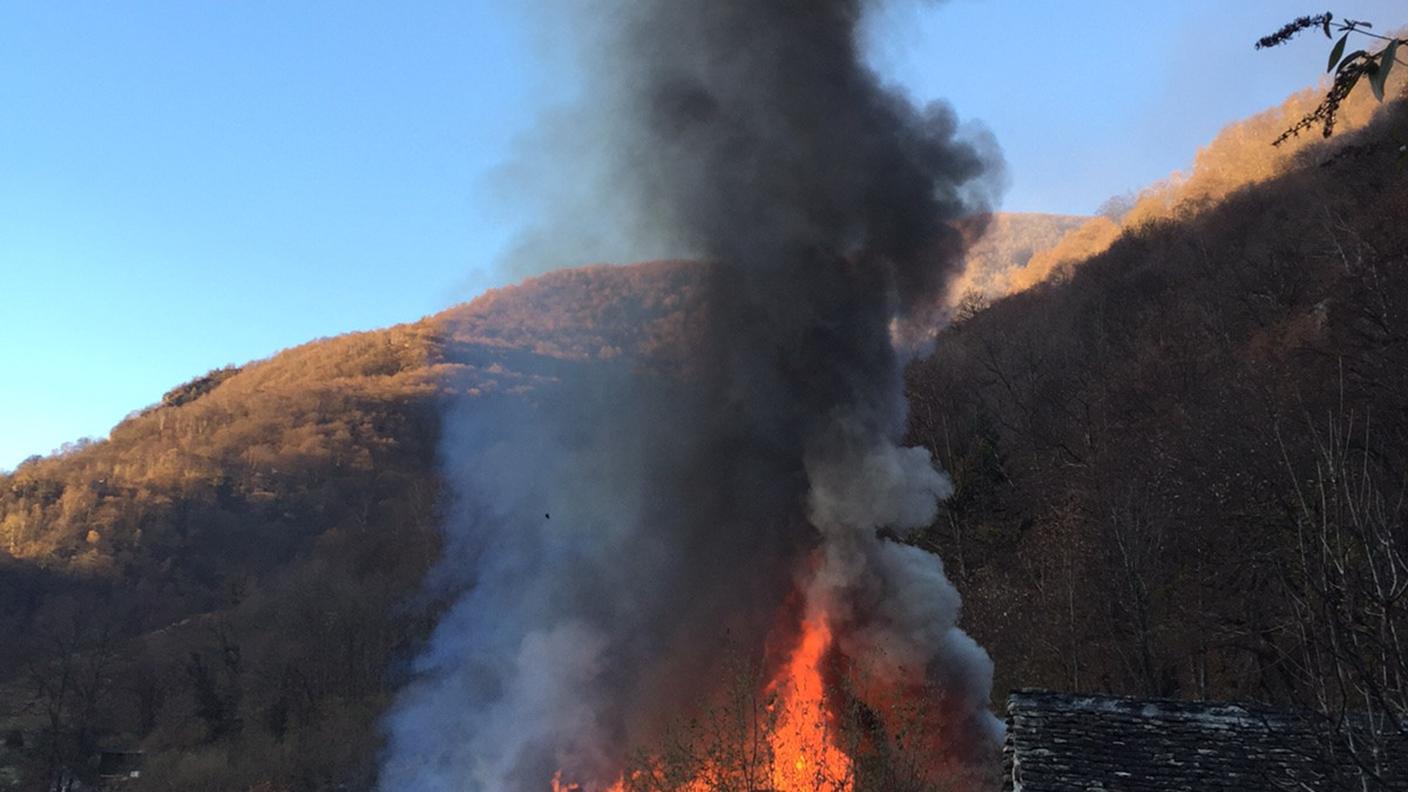 La colonna di fumo visibile sia dalla Valle Maggia che dalle Terre di Pedemonte