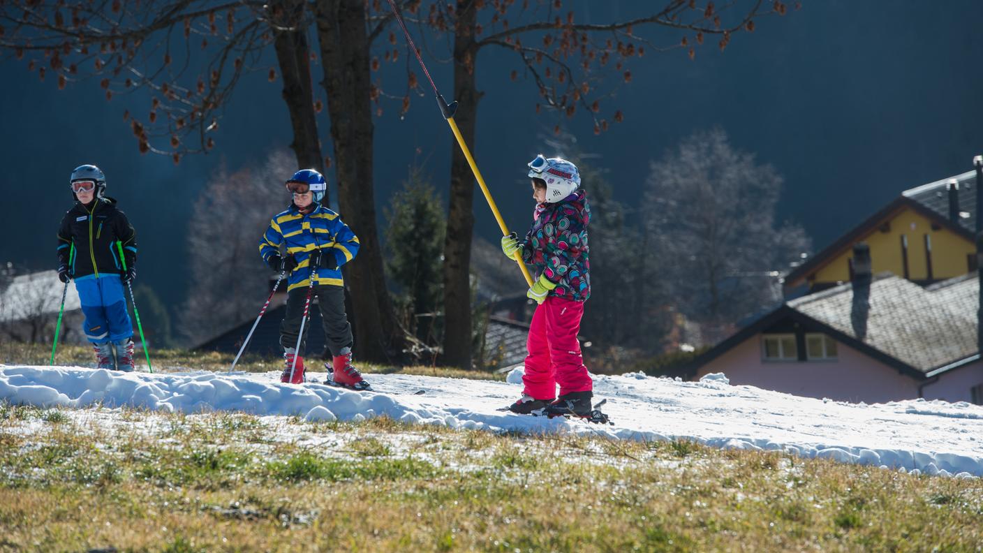 La piccola stazione di risalita di Airolo Lüina con una lingua di neve artificiale 