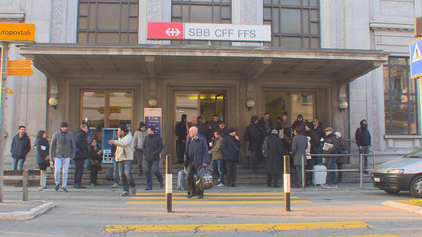 I passeggeri dei treni sono stati dirottati su bus sostitutivi