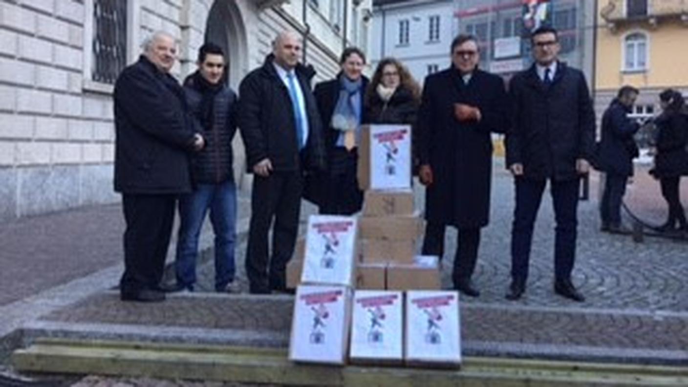 I promotori del referendum poco prima della consegna delle firme