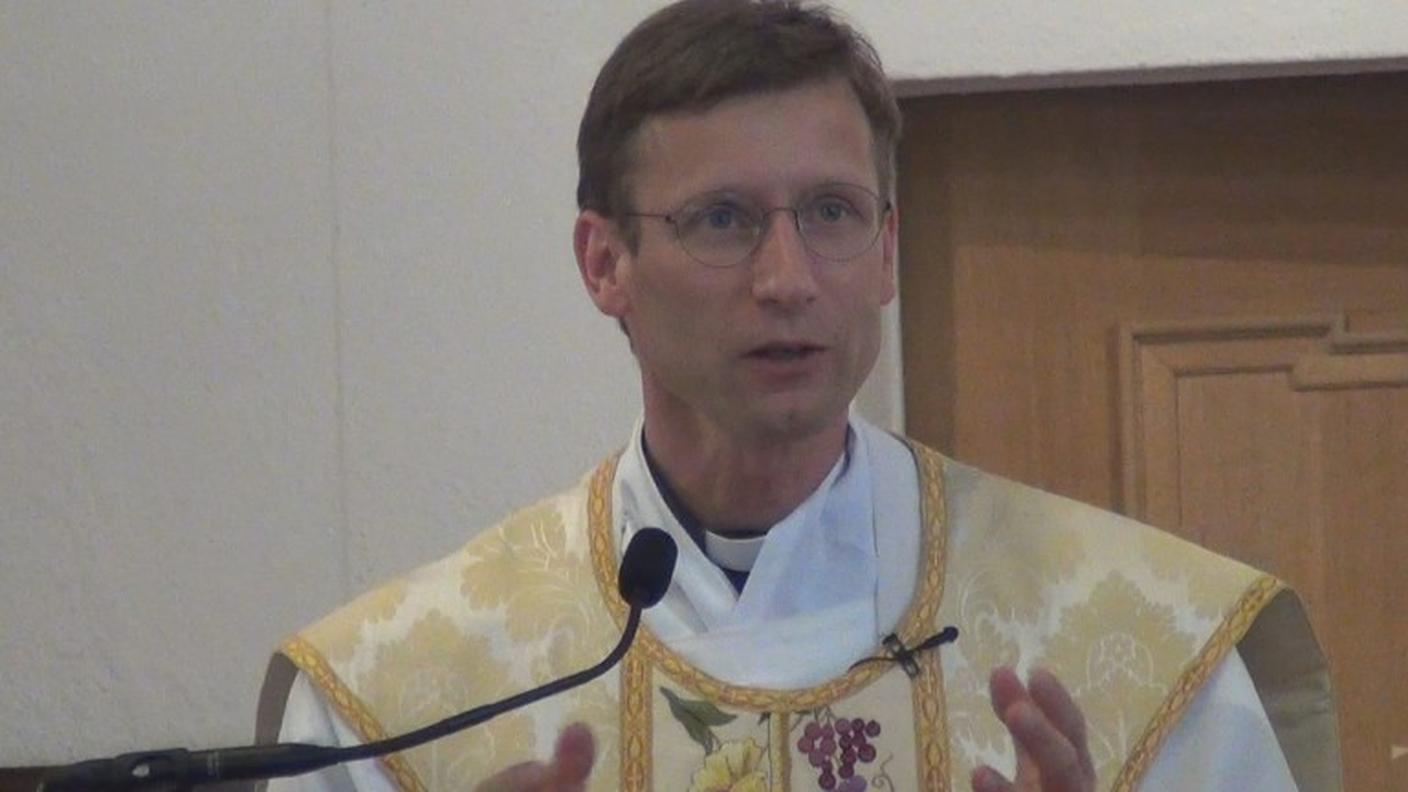 Don Andreas Falow ritratto nel 2012 durante una celebrazione ad Andeer