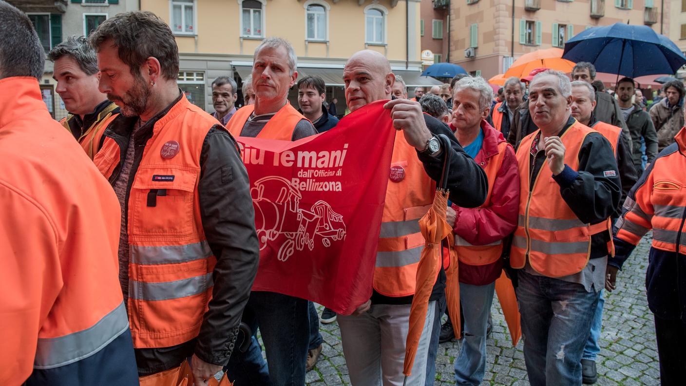 Ottobre 2015: gli operai mentre si recano a un incontro con Christian Vitta e Marina Carobbio