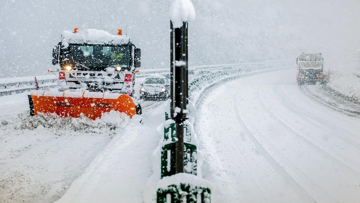 I mezzi spazzaneve in azione sull'autostrada A2 sabato