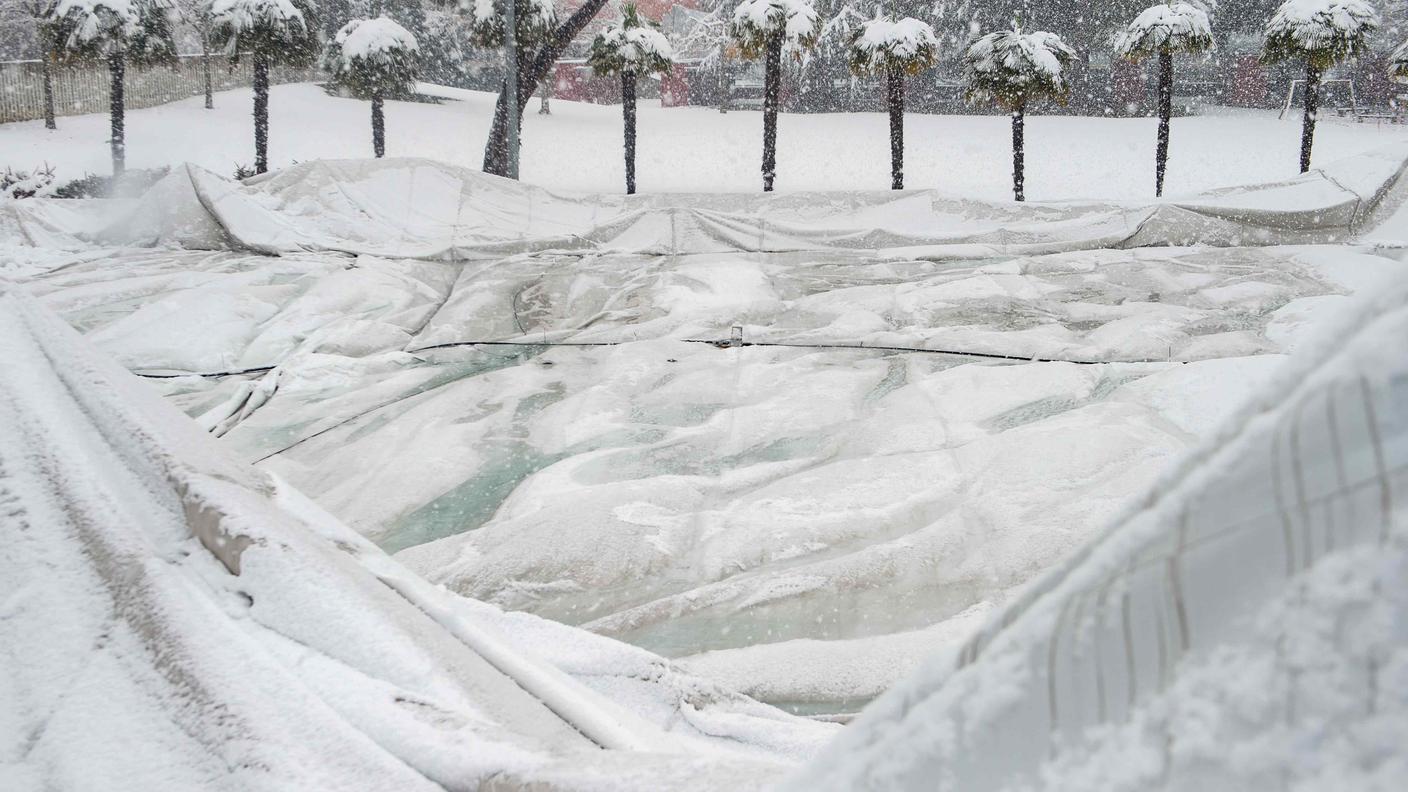 La copertura della piscina afflosciata dalla neve a Lugano