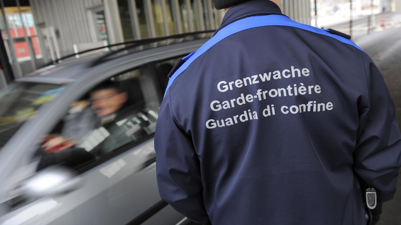 Una Guardia di confine al lavoro a Chiasso