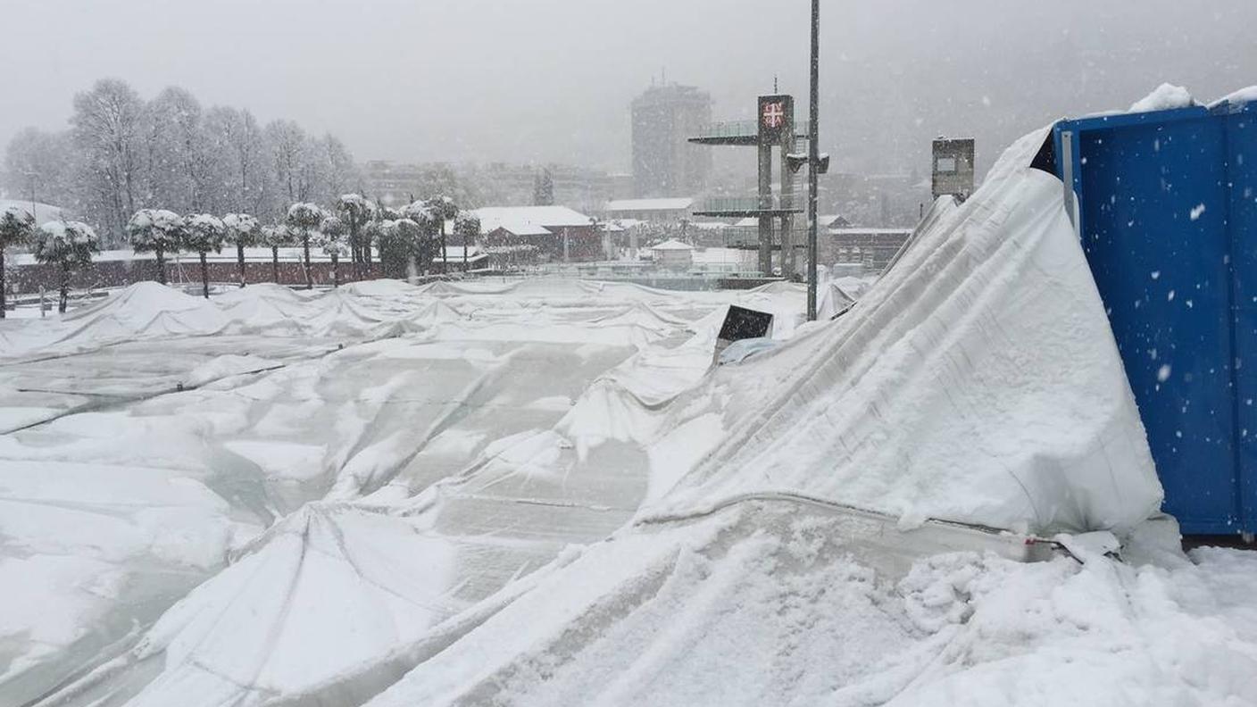 Il pallone rotto dal peso della neve