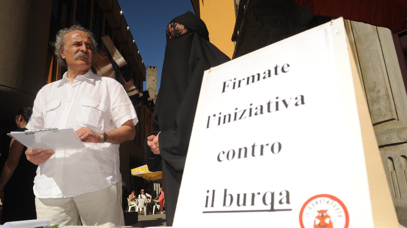 Ghiringhelli durante la raccolta di firme in Ticino, nel 2011