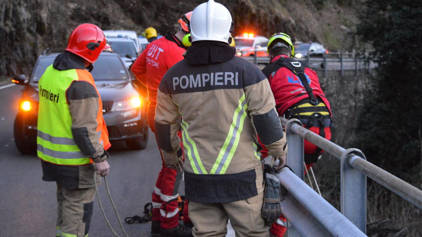 La coppia stava percorrendo la strada cantonale della Val Verzasca