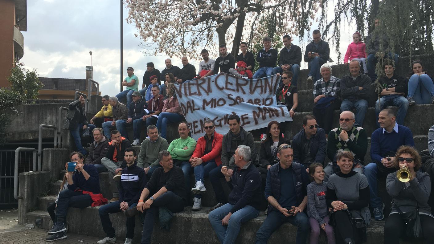 I dimostranti con uno striscione diretto contro Vieri Ceriani, il capo negoziatore italiano con la Svizzera