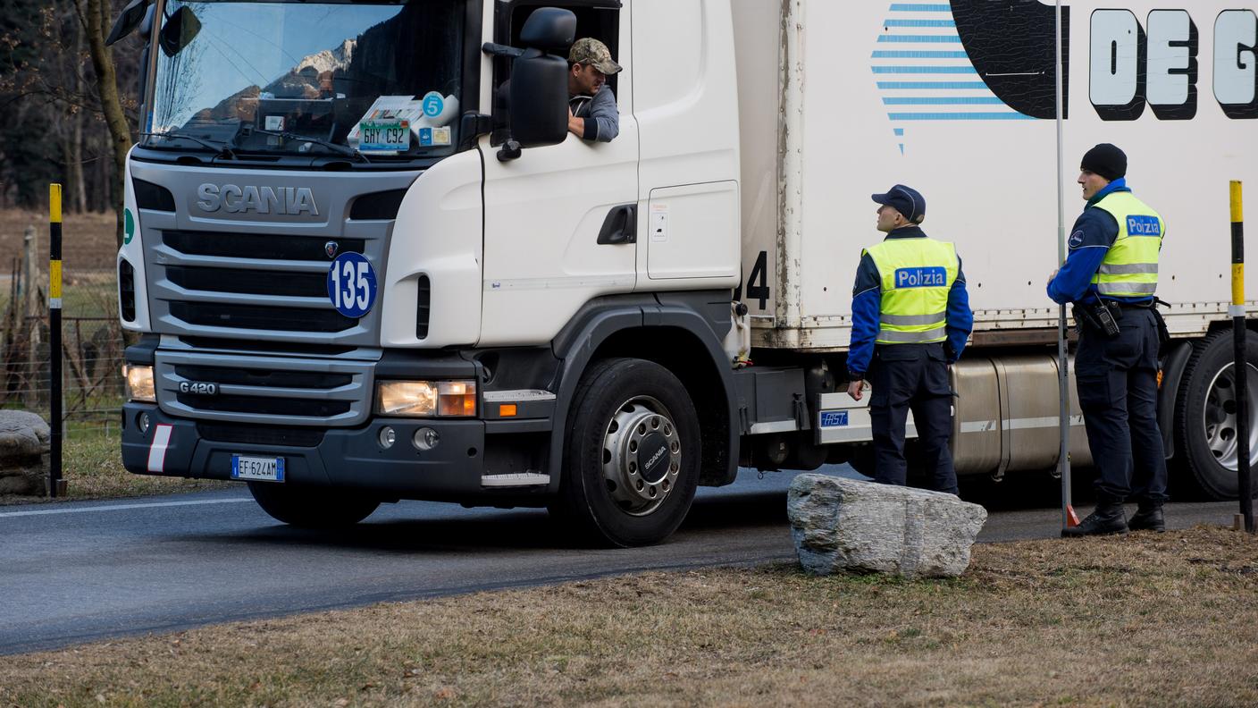 Controlli della polizia cantonale ai camion in transito sull'autostrada A2