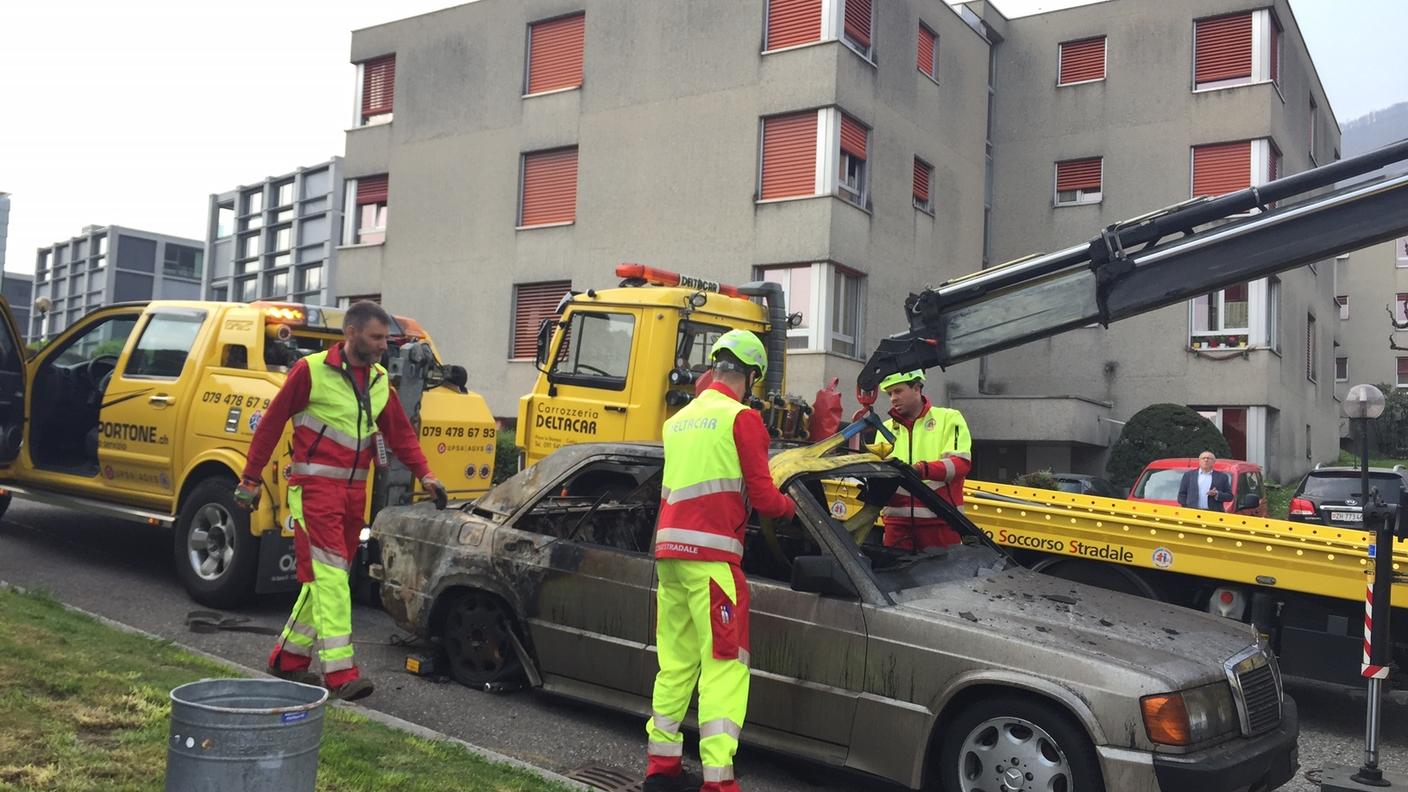 Una fase del recupero dell'auto incendiatasi a Bioggio
