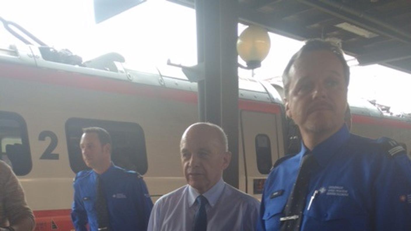 Il consigliere federale accompagnato dalle guardie di confine