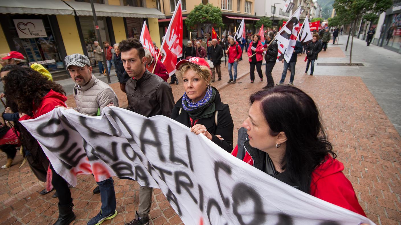 Messaggi di solidarietà sugli striscioni