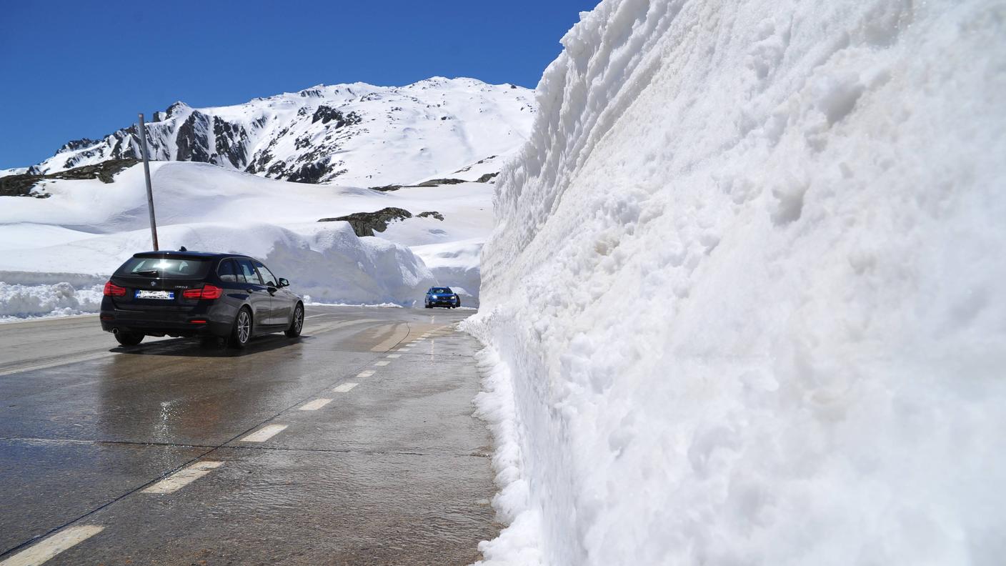 Riaperta venerdì, la strada del passo del San Gottardo è già chiusa...