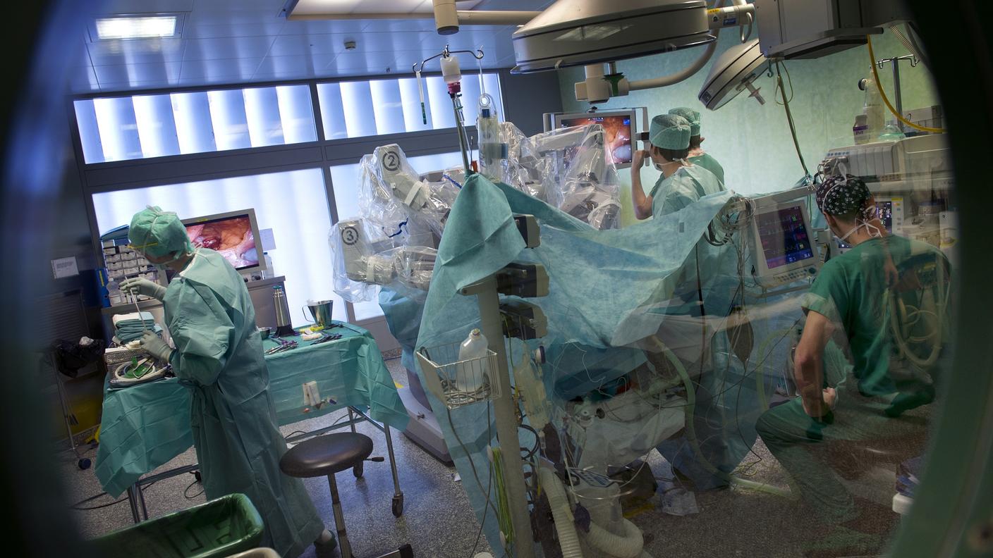Medici e assistenti al lavoro in una sala operatoria a Bellinzona