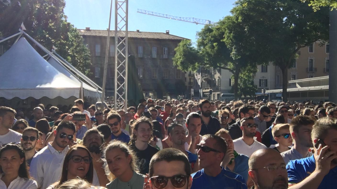 Il pubblico fuori dal tendone