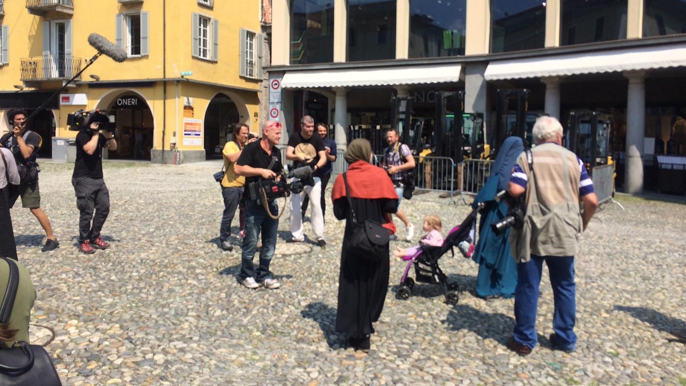 Fotografi e giornalisti al lavoro