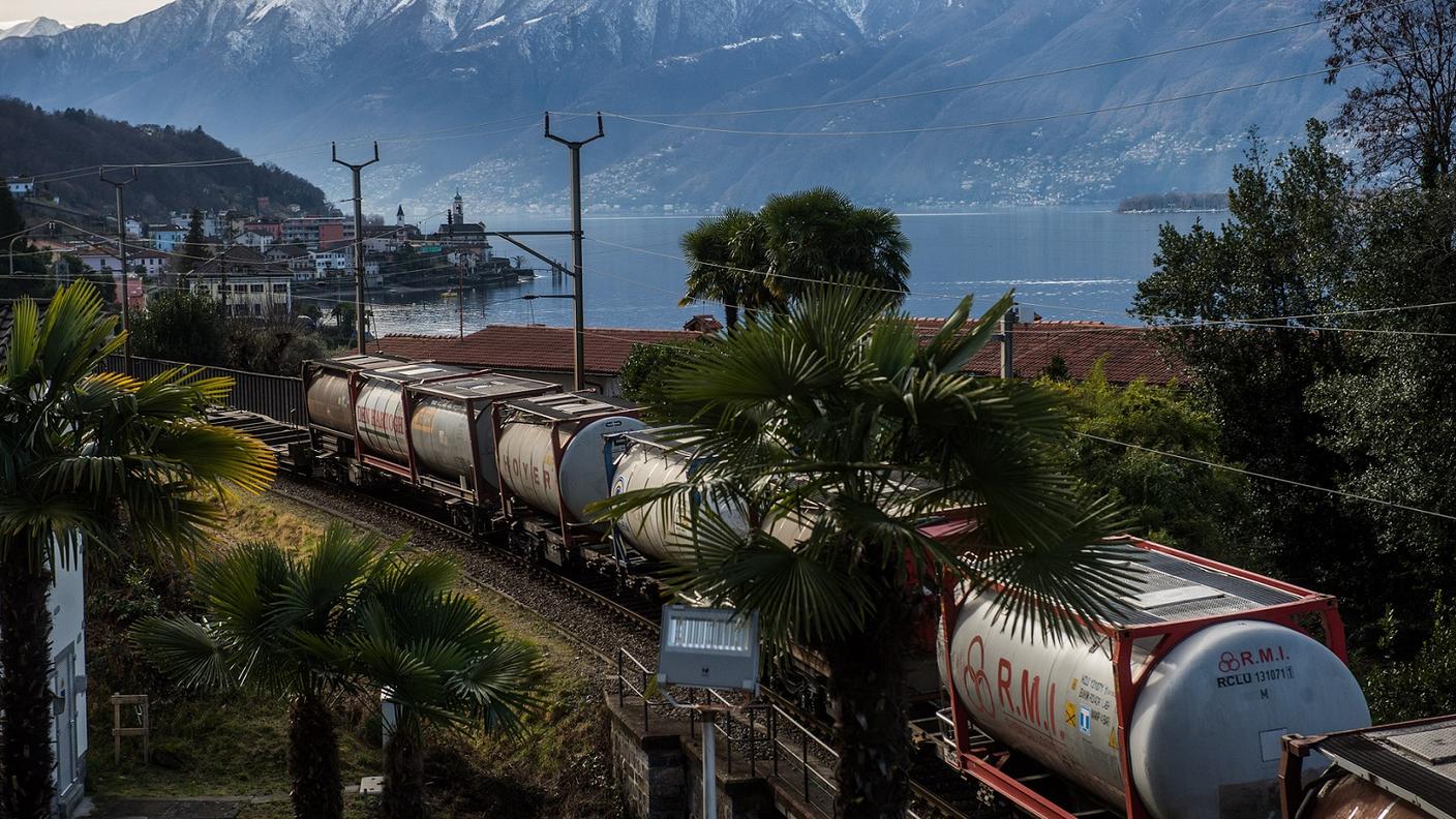 Un treno merci mentre transita con il suo carico sulla linea del Gambarogno