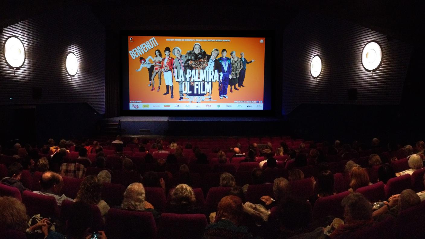 Sala gremita per il cinema in dialetto
