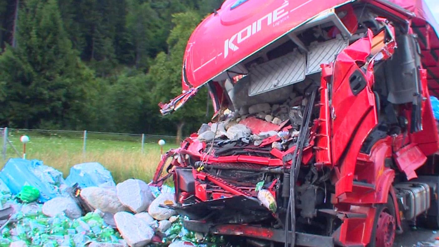Il camion che ha tamponato la vettura su cui viaggiava la famiglia tedesca