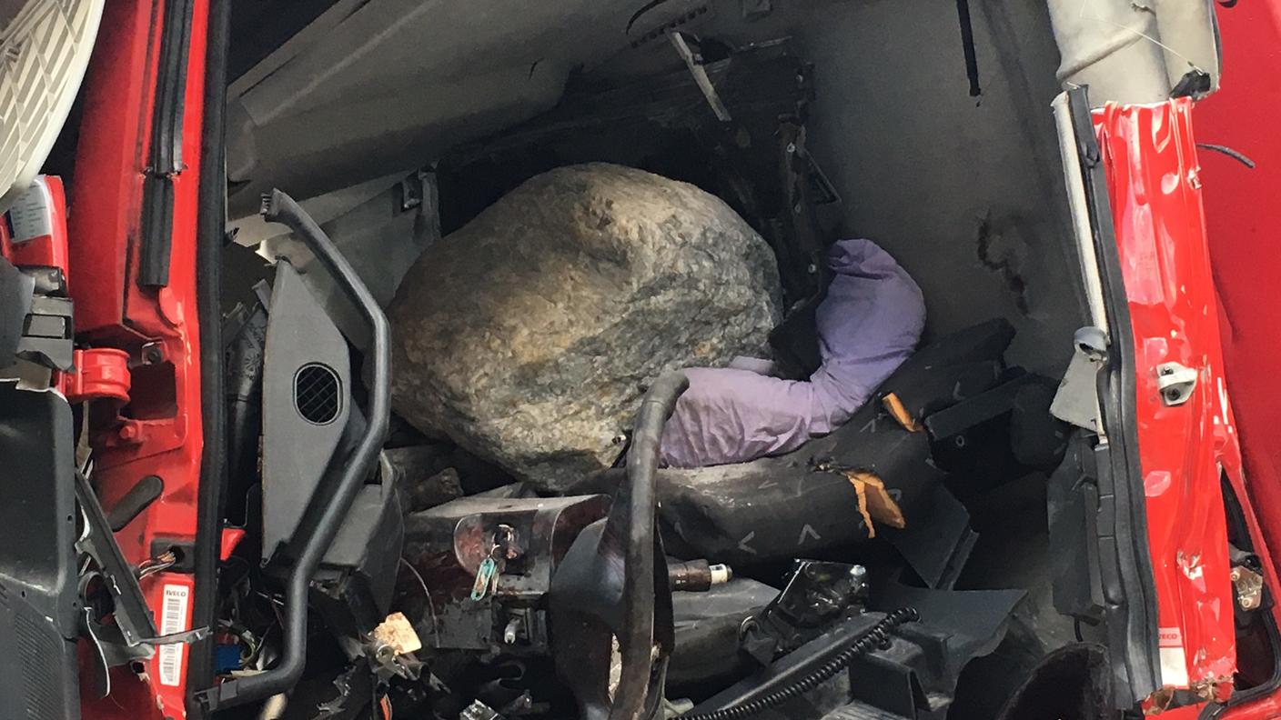 Un masso, parte del carico del camion che precedeva, gli era entrato nell'abitacolo