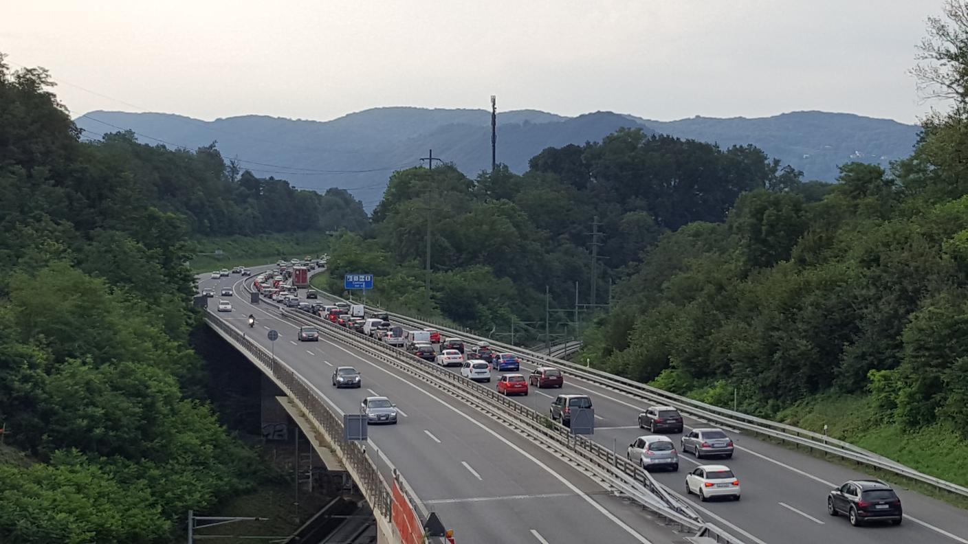 Traffico intenso verso il confine con l'Italia