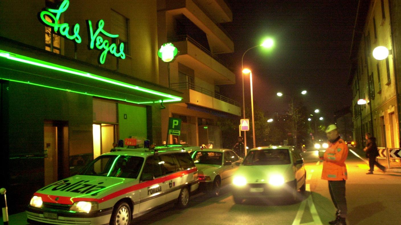 La polizia è intervenuta più volte all'ex bar Las Vegas, come qui nel 2000