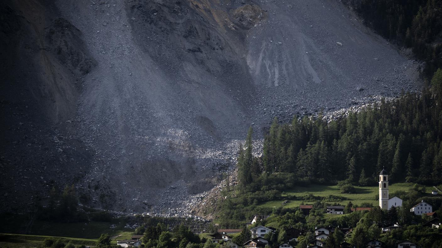Il villaggio minacciato da due milioni di metri cubi di roccia