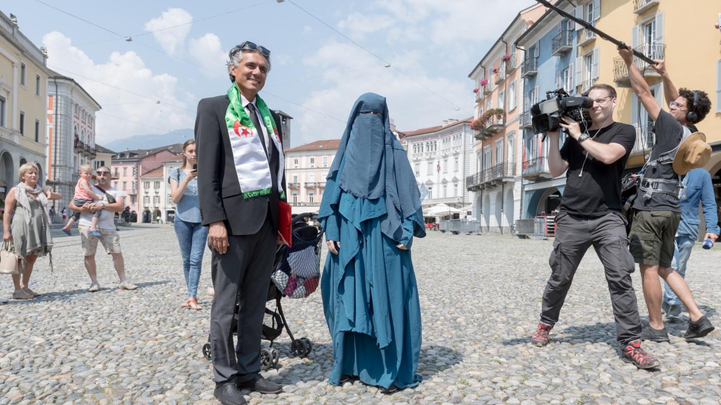 Il primo luglio a Locarno Rachid Nekkaz dimostra contro la nuova norma con una donna con il volto coperto