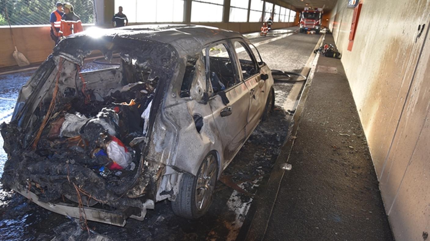 La vettura totalmente distrutta dalle fiamme sull'A13 domenica sera