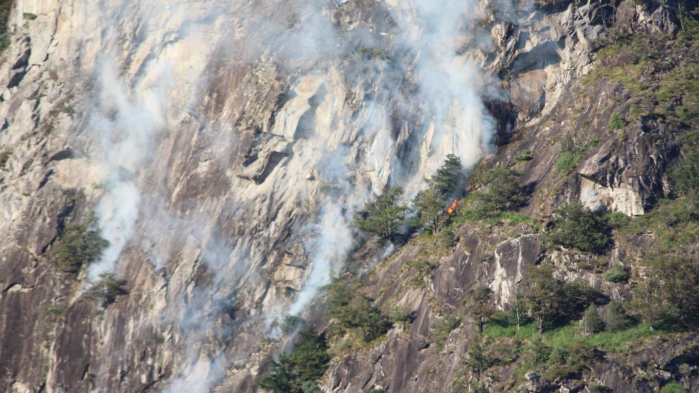 Il bosco brucia ancora ma non desta preoccupazione 