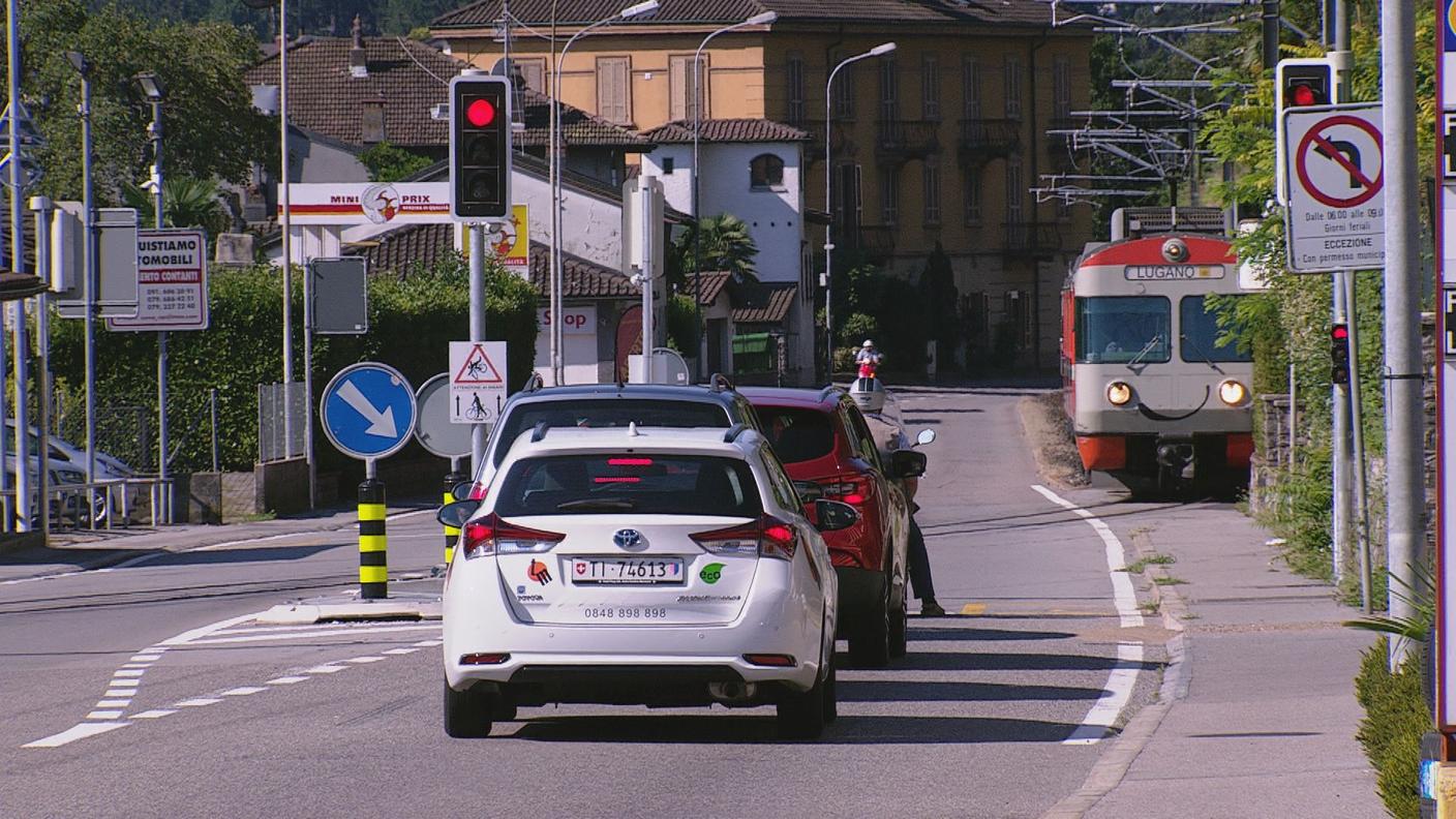 In passato diversi incidenti. Ora quando arriva il trenino un semaforo blocca il traffico