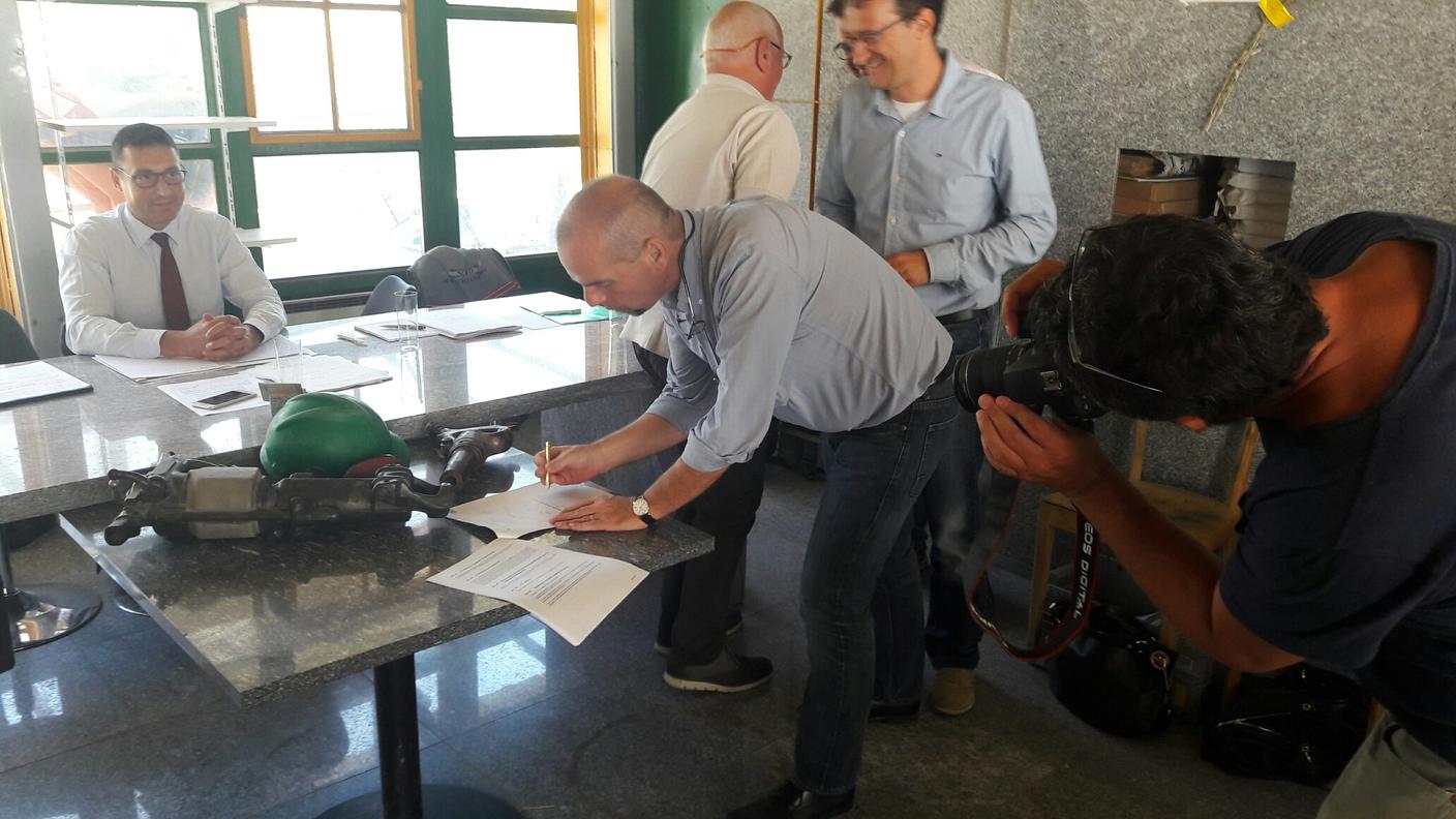 Il momento della firma del nuovo accordo