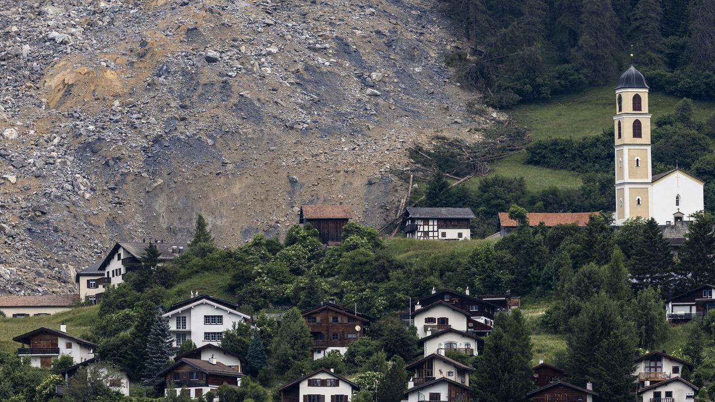 La frana, caduta nella notte, ha fatto il pelo al villaggio