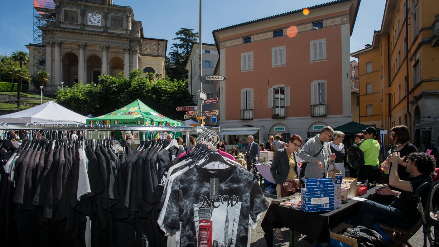 La riqualifica di piazza del Ponte a Mendrisio, qui ripresa durante un mercato del sabato, è al centro di una votazione comunale