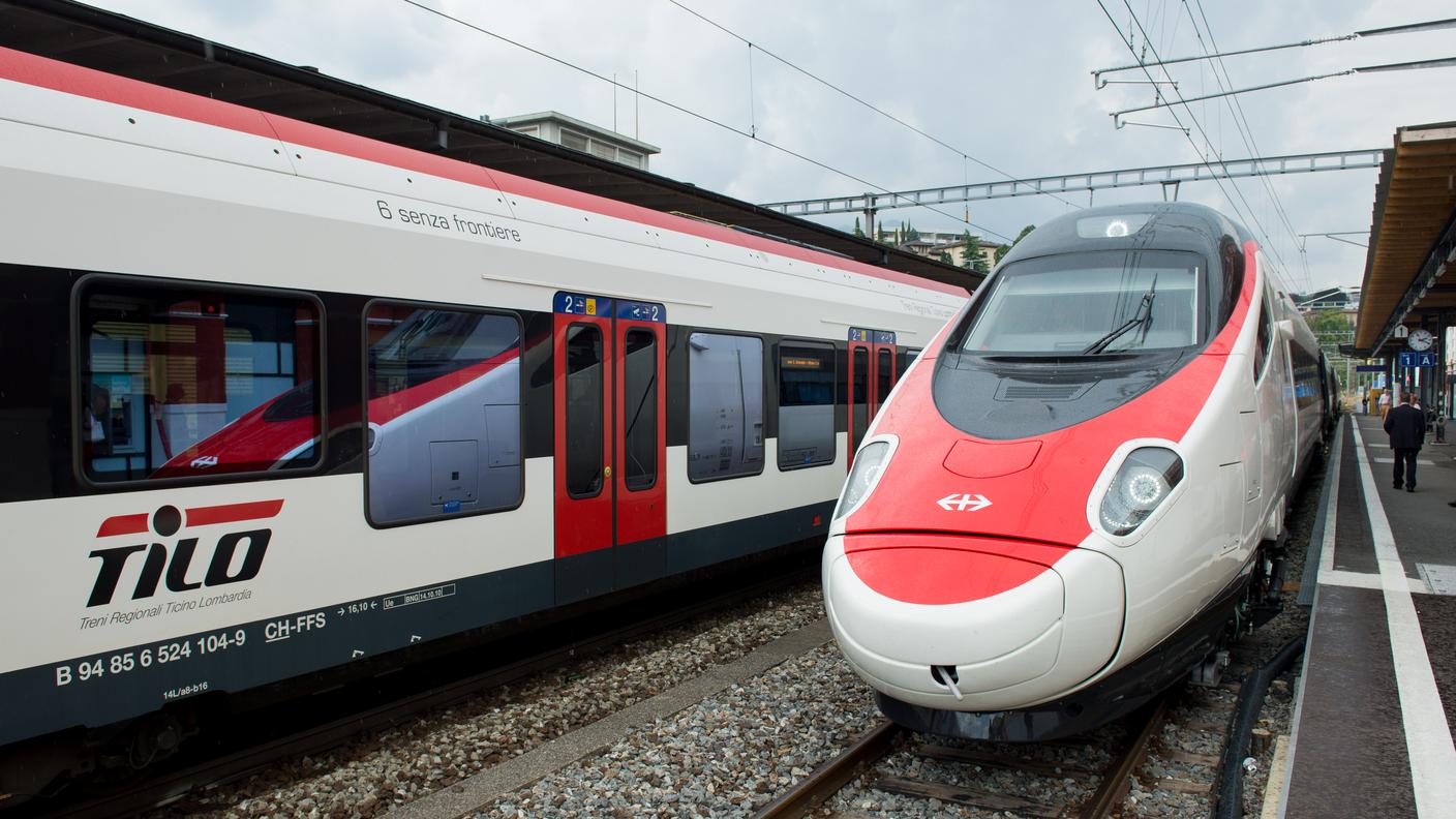 Un ETR 610 fermo alla stazione di Lugano accanto a un treno regionale TILO