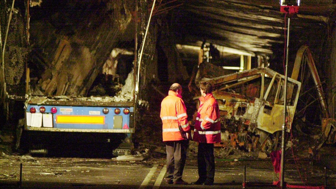 L’USTRA, sul suo sito internet spiega che a seguito dei devastanti incendi verificatisi nei tunnel del Monte Bianco (1999, 39 morti), dei Tauri (1999, 12 morti) e del San Gottardo (2001, 11 morti) in tutta Europa si sono moltiplicati gli sforzi per migliorare la sicurezza nelle gallerie. Nella foto la galleria del San Gottardo dopo l'incidente del 2001.