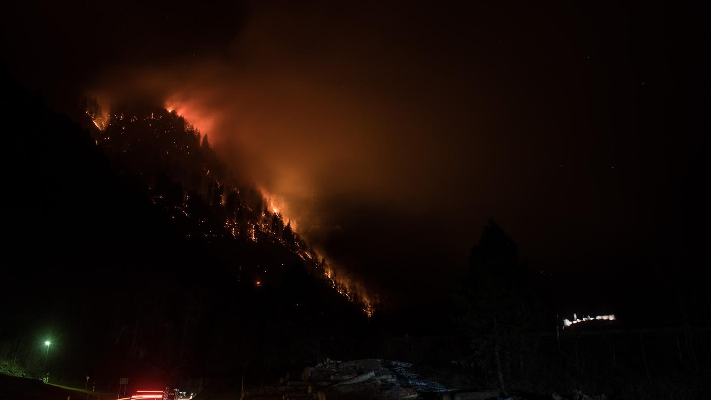 Il vasto incendio che ha colpito le montagne sopra Mesocco