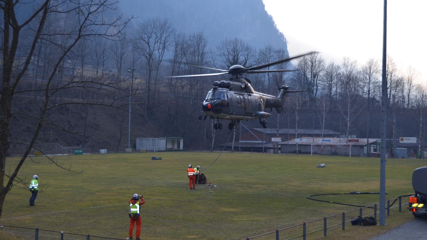 Superpuma dell'esercito impegnato nelle opere di spegnimento degli incendi