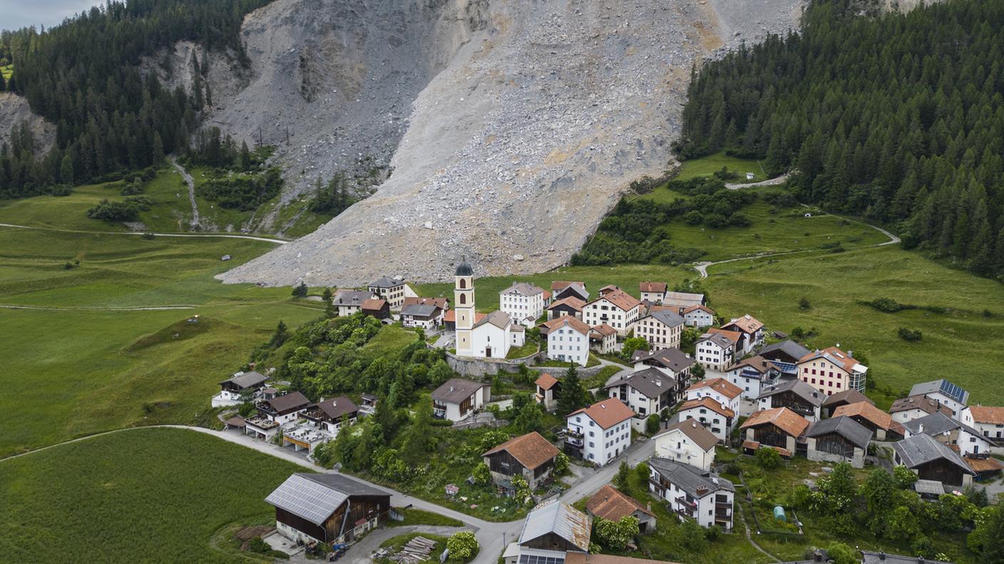 Il cono di detriti sulla strada in direzione di Lenzerheide è alto in alcuni punti fino a 15 metri