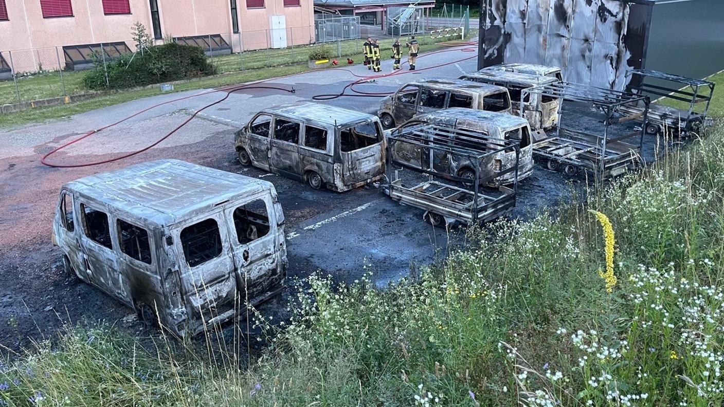 Ciò che resta dei furgoni e dei rimorchi dopo l'incendio di domenica mattina a Mezzovico