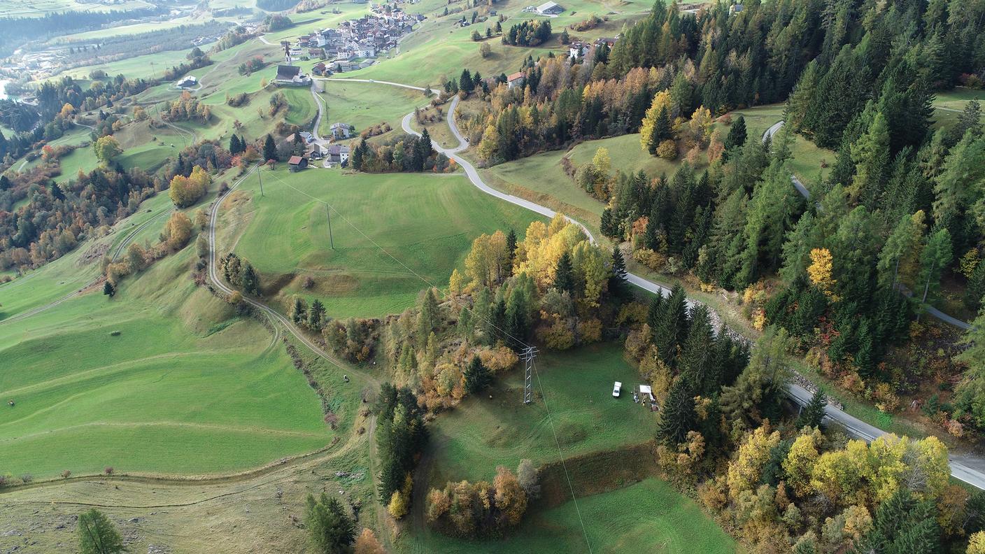 Veduta aerea del luogo del ritrovamento Salouf-Vostga, sullo sfondo la località di Salouf, Oberhalbstein/Surses