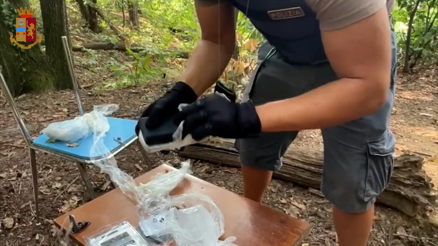 Il ritrovamento di un nascondiglio con i "panetti" di droga
