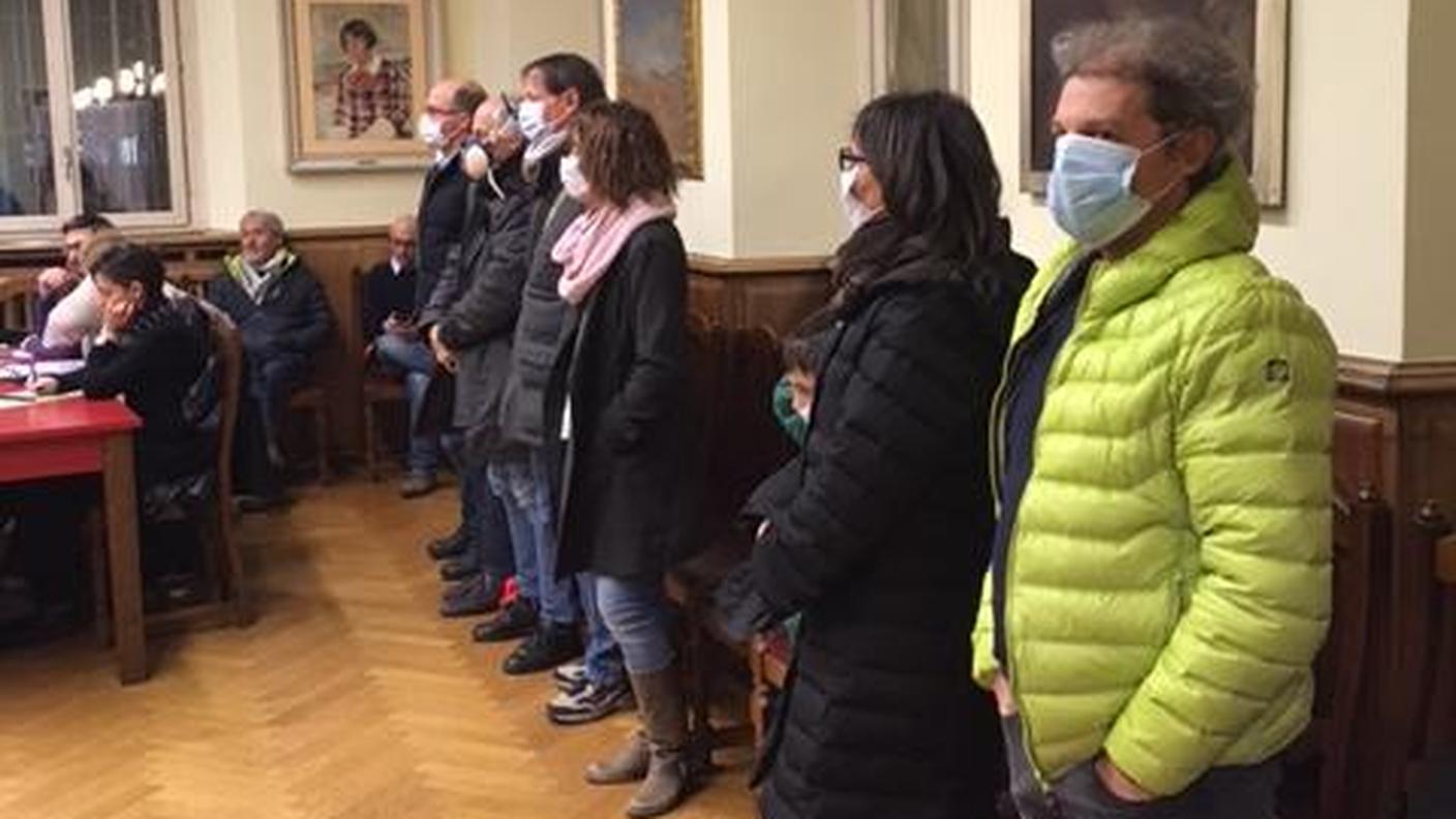 Pubblico mascherato al Consiglio comunale, ma non per carnevale