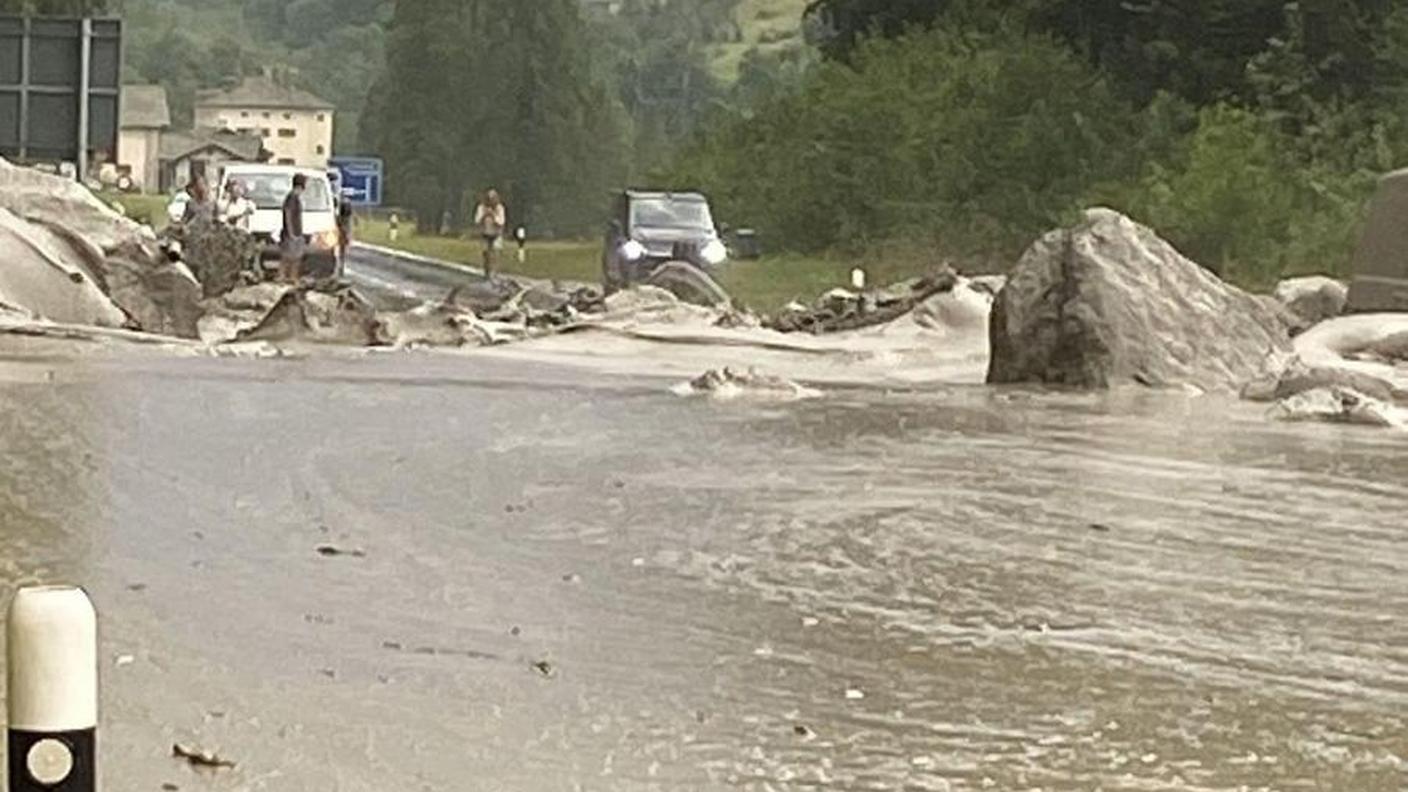 La colata di fango e sassi sulla strada cantonale Vicosoprano-Casaccia