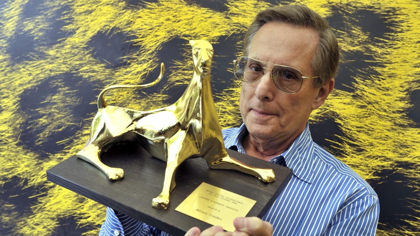 Il regista William Friedkin posa con il Pardo d'Onore rivevuto a Locarno nel 2009