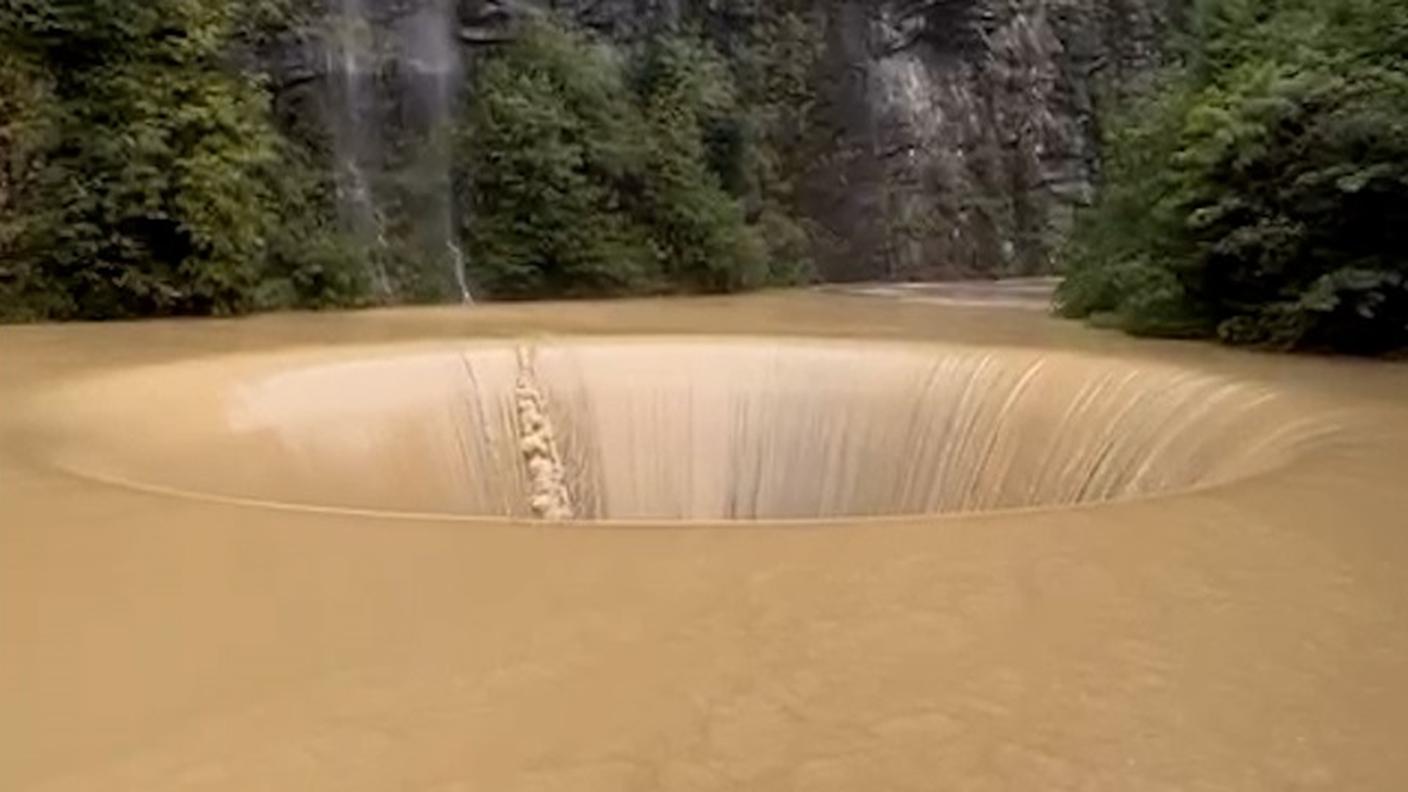 L'imbuto del "troppo pieno" del bacino in Val Malvaglia in azione