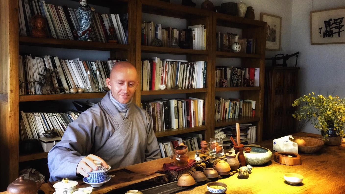 Il maestro prepara il the